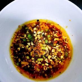 然后在小碗中放入生抽，醋，辣椒油，糖，盐，鸡精，香油，拌匀