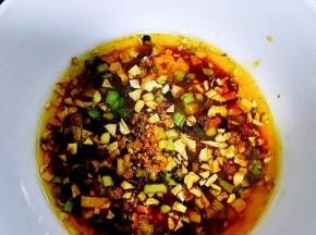 然后在小碗中放入生抽，醋，辣椒油，糖，盐，鸡精，香油，拌匀