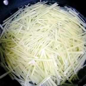 锅里烧适量开水，放入土豆丝煮熟