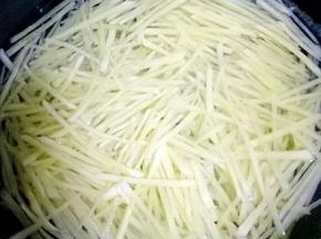 锅里烧适量开水，放入土豆丝煮熟