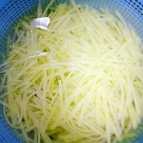 捞出冲冷水，沥干水份，装盘