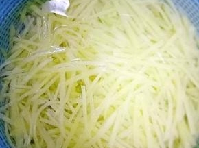 捞出冲冷水，沥干水份，装盘