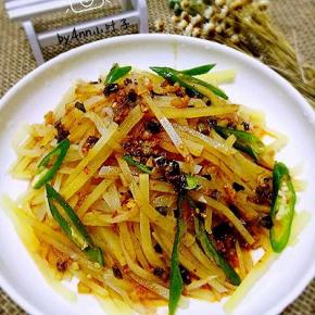 青椒放在装盘的土豆丝上，把料汁浇在土豆丝上，拌均匀就可以开吃了！