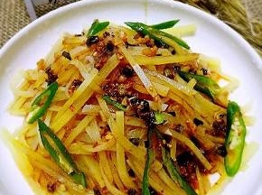 青椒放在装盘的土豆丝上，把料汁浇在土豆丝上，拌均匀就可以开吃了！