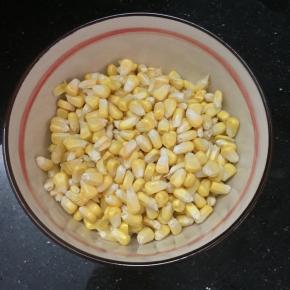 将玉米粒剥下，洗干净备用。