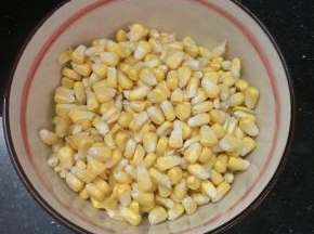 将玉米粒剥下，洗干净备用。
