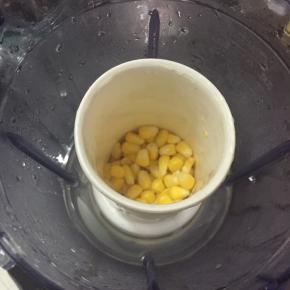 将煮好玉米，水倒入料理机中，搅拌一个程序打成汁。