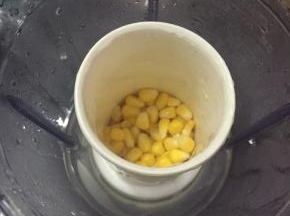 将煮好玉米，水倒入料理机中，搅拌一个程序打成汁。