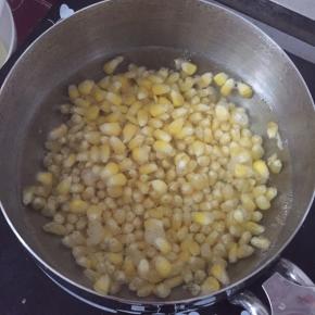 将玉米粒放入锅中，加入400毫升水，加入适量白砂糖，煮开。