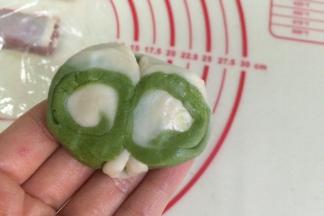 取一份松弛好酥皮，用手指中间压下，两边向中间对折。