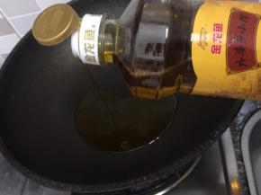 锅烧热倒入适量菜籽油