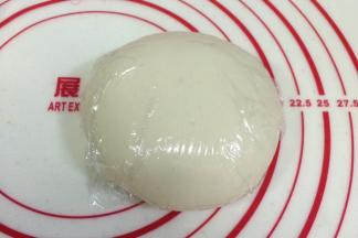 把油皮中的全部材料放入面包机桶里，启动和面程序，机器操作时间是30分钟（没有面包机的话就用手揉到光滑的状态），揉好的油皮用保鲜袋装好，封好口，放在温暖处，醒发30分钟。