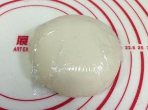 把油皮中的全部材料放入面包机桶里，启动和面程序，机器操作时间是30分钟（没有面包机的话就用手揉到光滑的状态），揉好的油皮用保鲜袋装好，封好口，放在温暖处，醒发30分钟。
