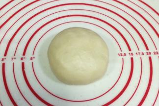 把做油酥的低粉和猪油全部混合揉匀。