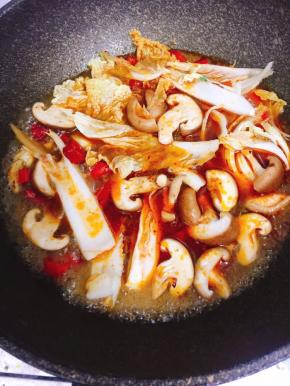 加入适量水煮开即可放入香菇，白菜烫熟