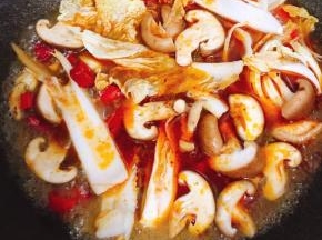 加入适量水煮开即可放入香菇，白菜烫熟