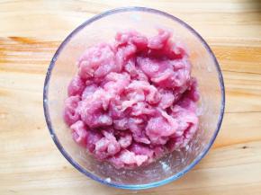 一起拌匀腌制10分钟