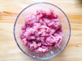 一起拌匀腌制10分钟