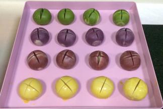 用锋利的小刀在上面划十字，力度大概以感觉切到椰蓉馅上就好。