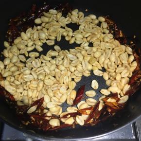 倒入炸好的花生粒翻炒