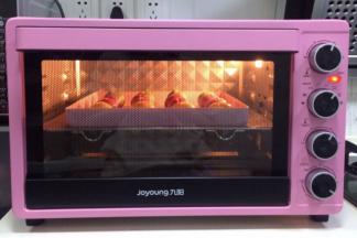 入预热好的烤箱中层，上下火180度，约烤25-30分钟，待椰蓉酥上色后盖上锡纸防止颜色过深。