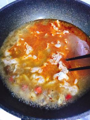 用筷子轻轻划开，稍煮2分钟即可（因为家里水煮鱼料包，本身有味道，所以没有必要加任何调料）