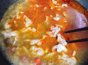 用筷子轻轻划开，稍煮2分钟即可（因为家里水煮鱼料包，本身有味道，所以没有必要加任何调料）