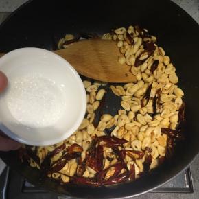 倒入适量白砂糖提味