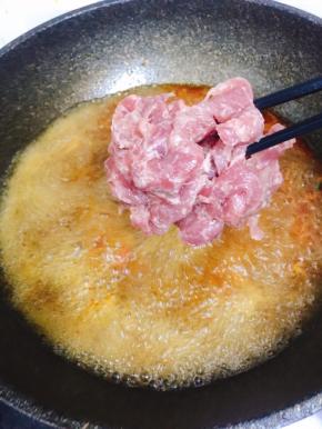 锅中汤汁继续煮沸，加入肉片