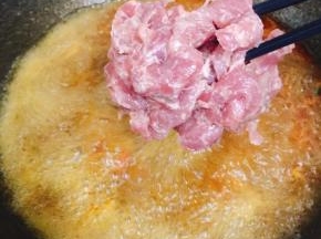 锅中汤汁继续煮沸，加入肉片