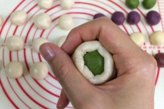 然后收好口，捏紧。