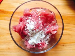 加入水煮料包里腌料粉、蛋清、料酒