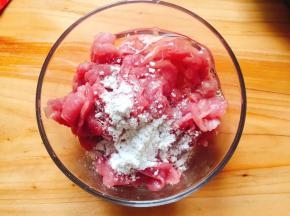 加入水煮料包里腌料粉、蛋清、料酒