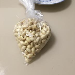 用厨房纸吸去多余水分，保鲜袋装上花生，放冰箱冷冻一夜