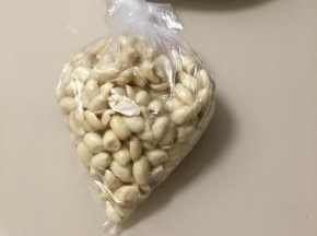 用厨房纸吸去多余水分，保鲜袋装上花生，放冰箱冷冻一夜
