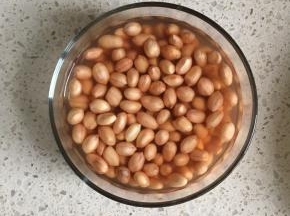 生花生用水泡一夜，让花生皮变软，便于撕去
