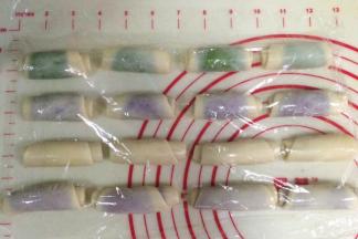 从上往下卷起来，盖好保鲜膜松弛15分钟。