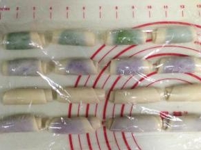 从上往下卷起来，盖好保鲜膜松弛15分钟。