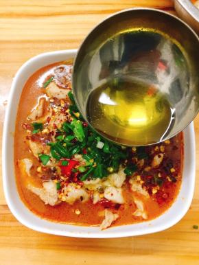 将烧热的油泼在肉片上