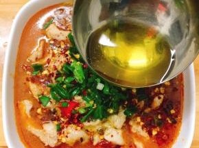 将烧热的油泼在肉片上