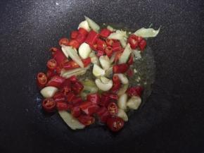 放入葱姜蒜一起爆香