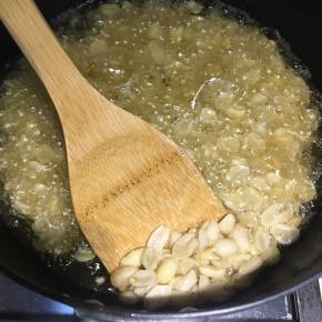 然后把火调大，再复炸一遍花生