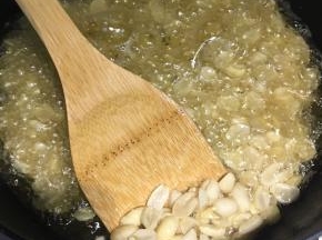 然后把火调大，再复炸一遍花生