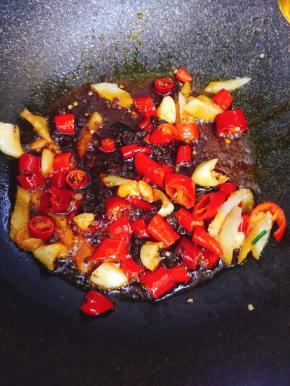 加入水煮料包一起翻炒片刻