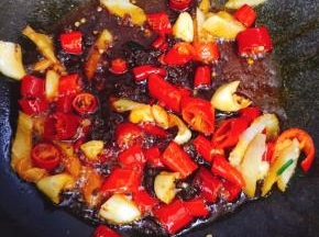 加入水煮料包一起翻炒片刻