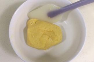 趁油皮油酥醒发的时间，把椰蓉馅做好。黄油隔热水融化，再加入其他材料混合成团，放入冰箱冷藏备用。