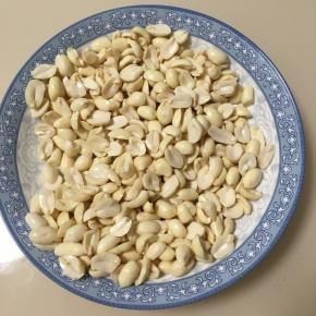 这一步是个耐心活哦，可以一边看电视一边撕去花生的皮，然后把花生粒分成两半