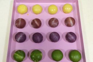 收口朝下，一一摆入烤盘，给原色的椰蓉酥表面刷上蛋黄液，不刷也可以的！