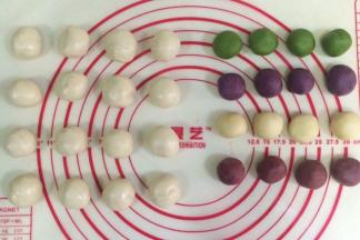 油皮醒发好后分成16等份，每种颜色的油酥各分成4等份。