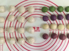 油皮醒发好后分成16等份，每种颜色的油酥各分成4等份。